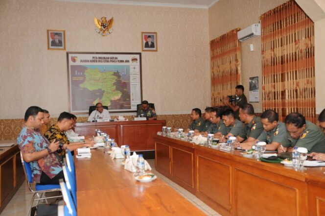 
					Kolonel Arm Ruly Chandrayadi, S. H, menyambut kedatangan Dewan Pertimbangan Presiden