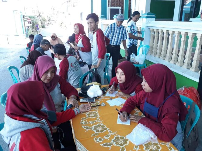 
					Ratusan Warga Antusias Ikuti Pengobatan Gratis Di Perum Sutri Sobo Banyuwangi