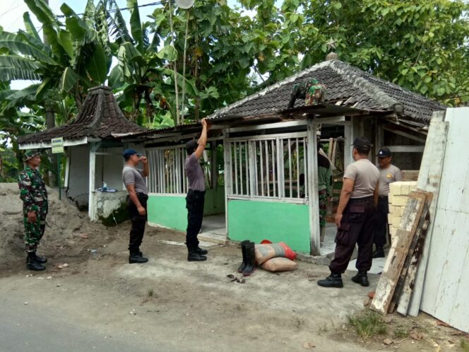 
					Satgas TMMD 104 Kodim 0811 Tuban Bedah Musholla.