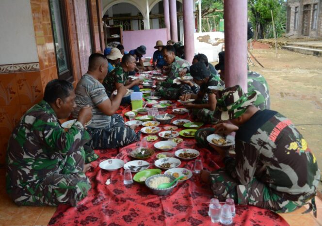 
					Satgas TMMD Sumenep, Nikmati Masakan Warga