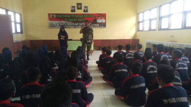
					Pelajar SMPN 4 Jember Dibekali Wasbang oleh Pabintal Korem 083/Baladhika Jaya