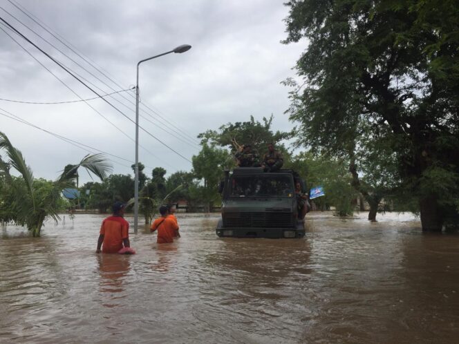 
					Truk Armed “Berenang” Evakuasi Warga Ngawi