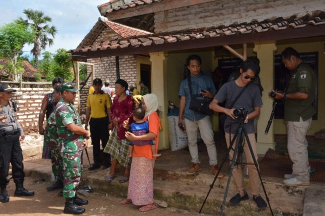 
					Bersama Awak Media, Kapendam V/Brawijaya Pantau Pelaksanaan TMMD ke-104 di Sumenep