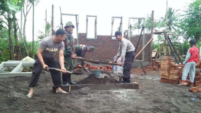 
					TNI-Polri Kebut Kebut Pembangunan MCK dan RTLH di Desa Gunung Malang Jember