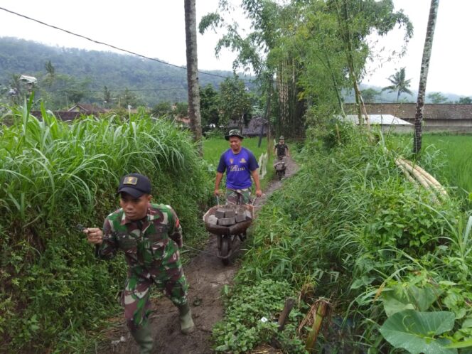 
					Jalan Tanjakan, Hingga Batu Krikil jadi Suguhan Satgas TMMD Kodim Jember