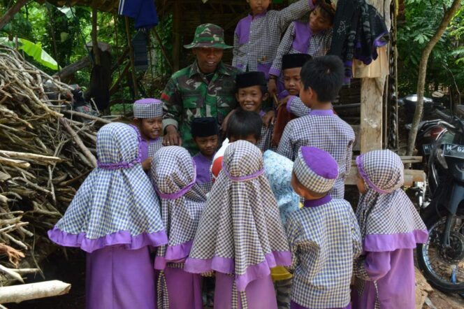 
					Obati rasa Rindu dengan Keluarga, Praka Iqbal Membaur dengan Anak-Anak di Lokasi TMMD Sumenep