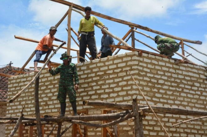 
					Rumah Selesai Direhab, Kakek Atem dan Putranya Sujud Syukur