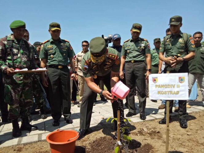 
					Usai Pimpin Upacara Penutupan, Pangdivif-2/Kostrad Ajak Masyarakat Tanam Pohon