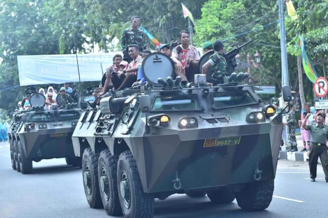 
					Tutup TMMD Ke-104 Di Lamongan, Dengan Gelar Devile Panser Anoa.