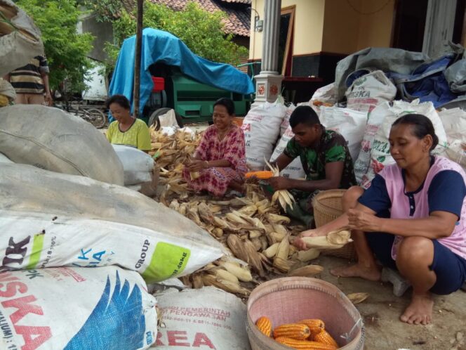 
					Seperti Keluarga Sendiri,Kedekatan Satgas TMMD Ke 104 Dengan Warga.
