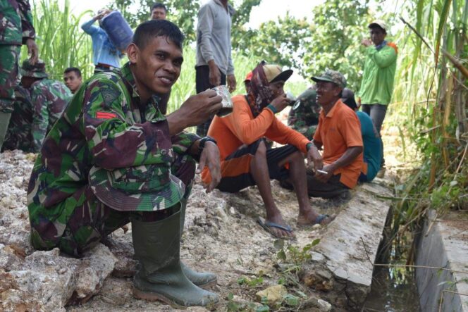 
					Seruputan Kopi Dapat Mempererat Silaturrahmi Satgas TMMD Ke104 Tuban Dengan Rakyat.