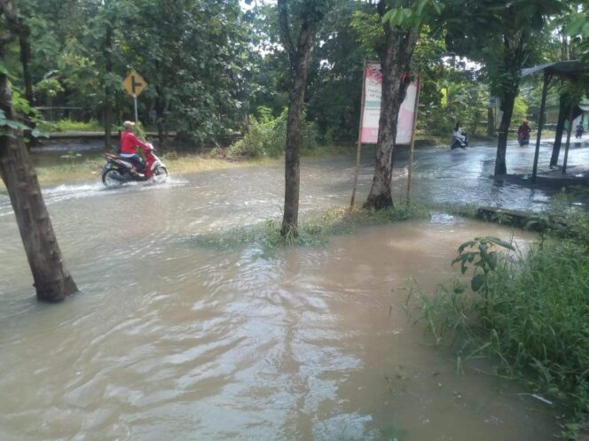 
					Sungai Meluap,Banjiri Warga Modongan Sooko Mojokerto