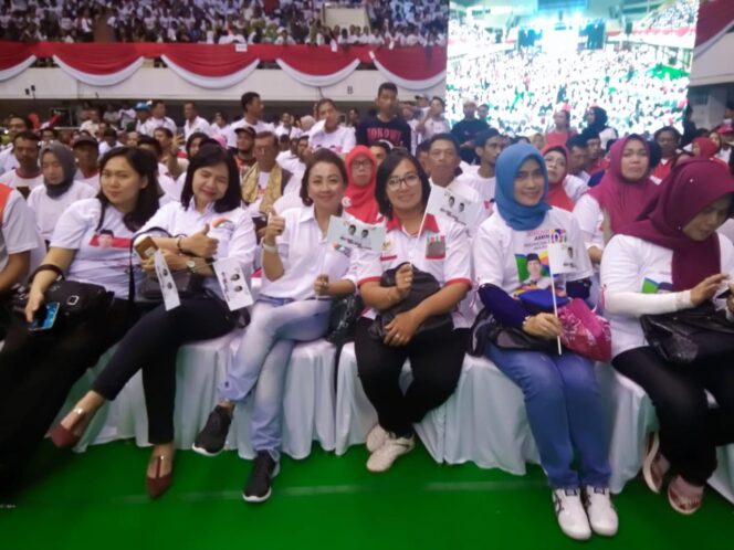 
					GOR KEN AROK DIBLUDAKI MASYARAKAT, MENYAMBUT CAPRES JOKOWI