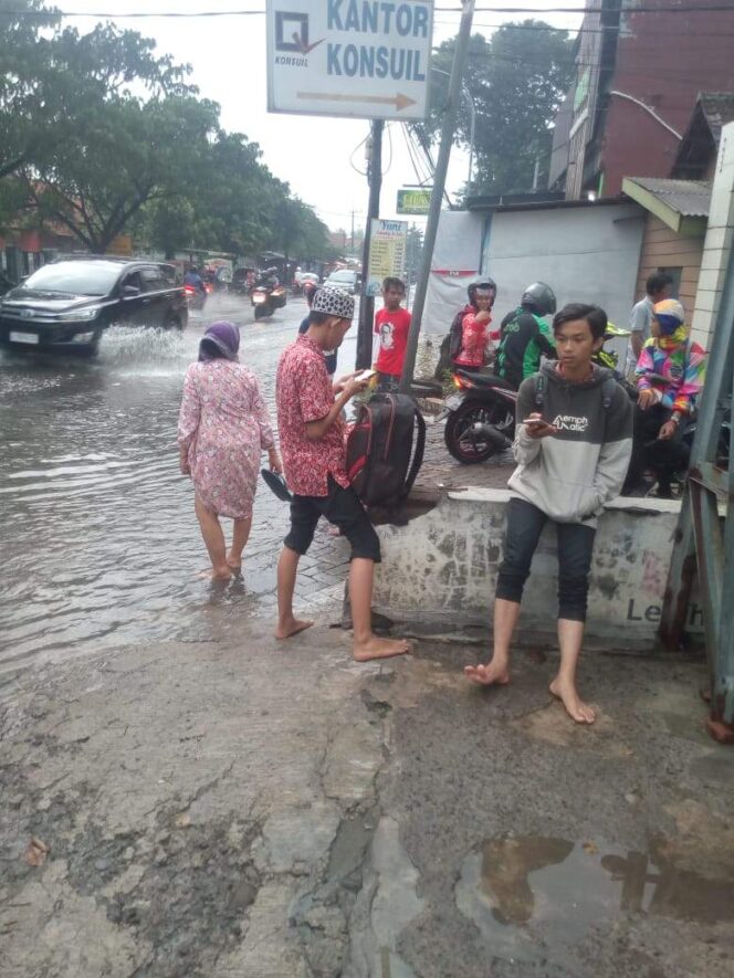 
					Hujan Deras Banjiri Jl.RA.Basuni Mojokerto