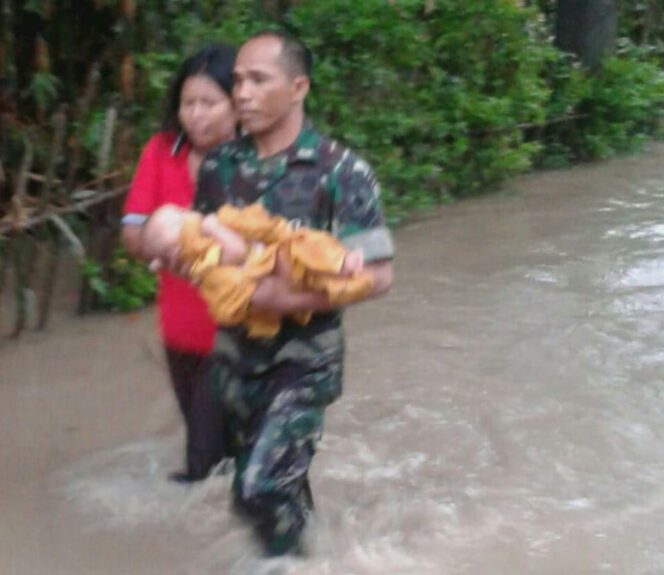 
					Sertu Juhartono Berhasil Selamatkan Bayi Korban Banjir