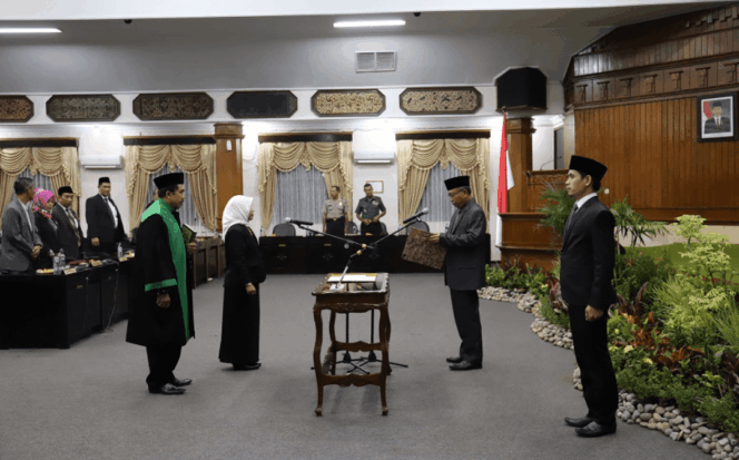 
					Ketua DPRD Tuban Lantik Anggota PAW Pada Paripurna Di Malam Hari.