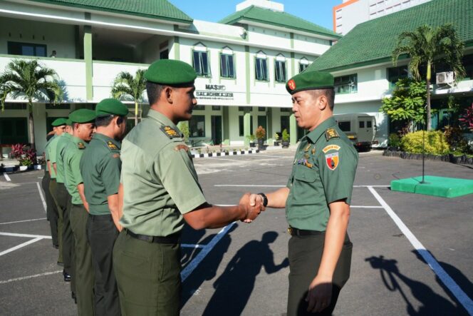 
					14 Personel Korem 083/Baladhika Jaya, Menyandang Pangkat Baru