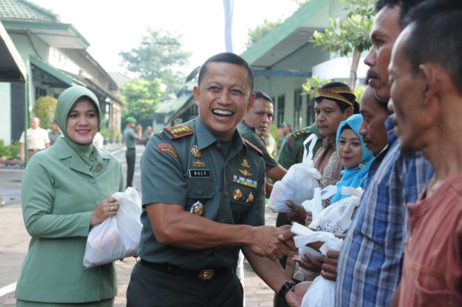 
					Sembako Murah, Ribuan Masyarakat Padati Halaman Makorem 082/CPYJ