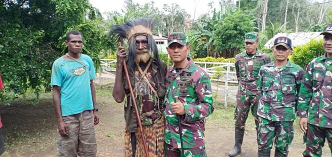 
					Kepala Suku Yakyu Terharu ketika Rumahnya di Renovasi Satgas Pamtas Yonmek 521/DY