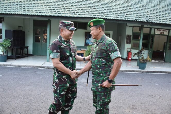 
					Danrem 082/CPYJ Sambut Kunjungan Gubernur Akademi Militer