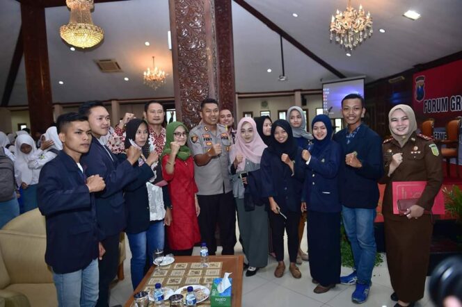 
					Forum Group Diskusi Dengan Tema Jangan Mudah Terpengaruh Info di Media Sosial