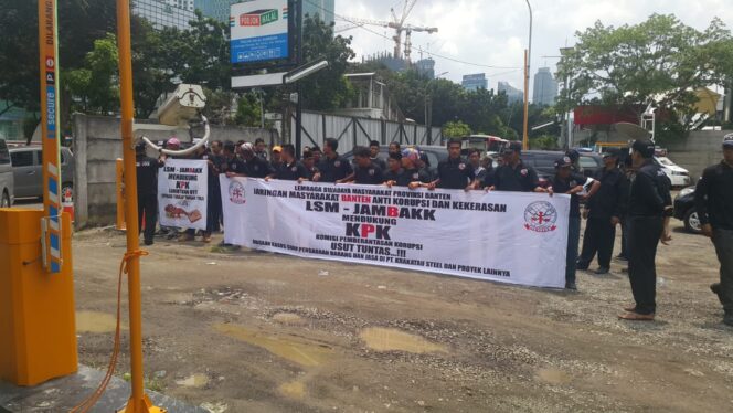 
					Ratusan Massa LSM JAMBAKK Provinsi Banten Datangi KPK