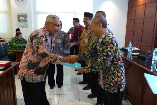 
					34 SK  Pensiun ASN Pemkab Tuban Diserah terimakan.