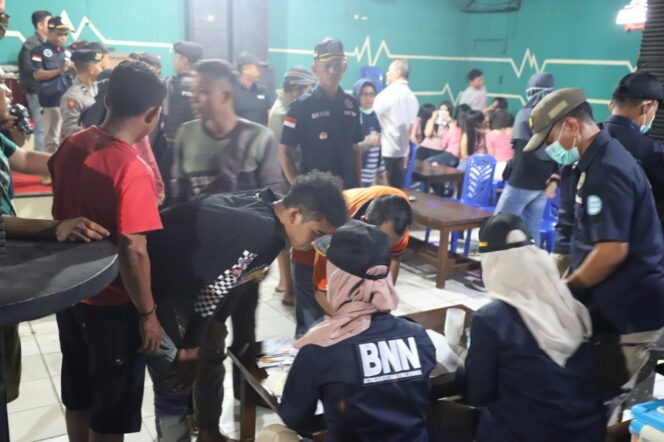 
					Razia Hiburan Malam Di Tuban Lakukan Tes Urine Kepada150 Pemandu Lagu Dan Pengunjung.