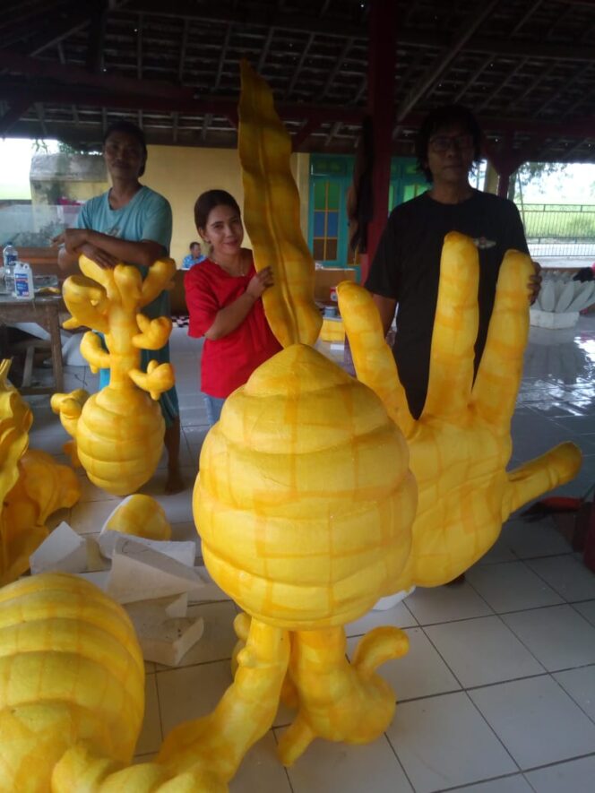 
					Seni Patung Karya Team Putut Desa Panggih Trowulan Mojokerto