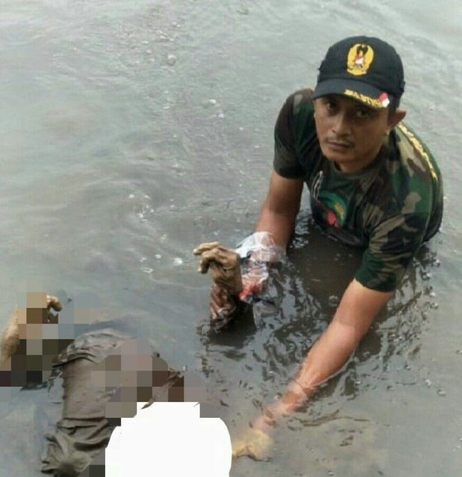 
					Babinsa Kodim Pasuruan Berhasil Evakuasi Mayat Berbaju Coklat