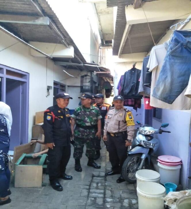 
					Babinsa Dukuh Sutorejo Kawal Pendataan E- KTP