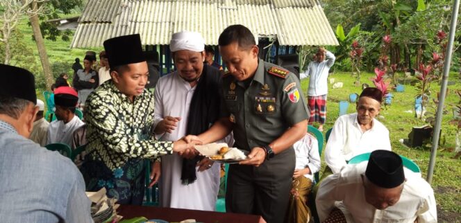 
					Dua Makam Sesepuh Warga Desa Sumber Sari Diresmikan Danrem 082/CPYJ Mojokerto