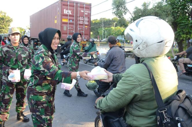 
					Srikandi Kowad Korem Bhaskara Jaya Bikin Geger Jalanan Frontage Surabaya-Sidoarjo