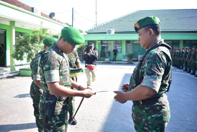 
					Respon Keluhan Warga, Babinsa Koramil Tenggilis Mejoyo Dapat Penghargaan dari Dandim