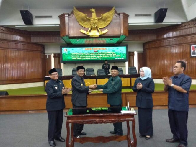 
					Raperda Retribusi Pelayanan Kesehatan RSUD R.Ali Manshur Di Tandatangani Bupati dan DPRD.