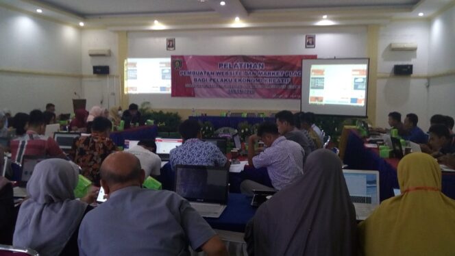 
					PELATIHAN WEBSITE DAN MARKETPLACE UNTUK MENUNJANG EKONOMI KREATIF