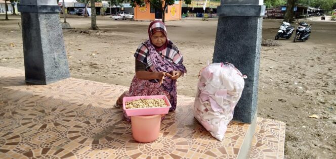 
					Kisah Mbok Sriatun “Di Depan Kacang dan Krupuk Bersila Di Pantai Prigi