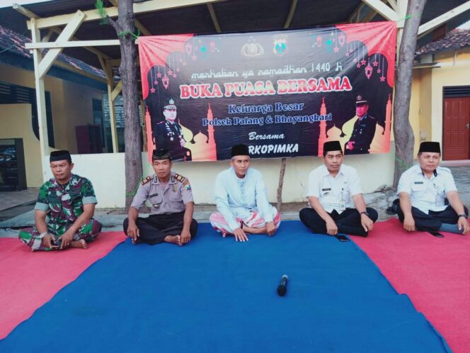 
					Anggota Koramil 0811/02 Palang menghadiri undangan Buka bersama  di Polsek Palang Tuban.