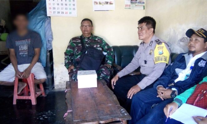 
					Babinsa Dan Babinkamtibmas Bawang Kediri Sambang Warga Diduga Berstatus ODGJ