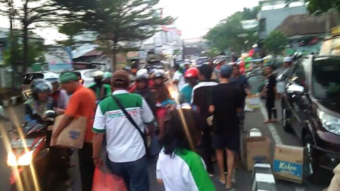 
					RepublikNews Kediri Berbagi Takjil Di Ramadhan Penuh Berkah