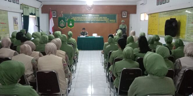 
					Ketua Persit Korem 083/Baladhika Jaya Resmi Berpamitan