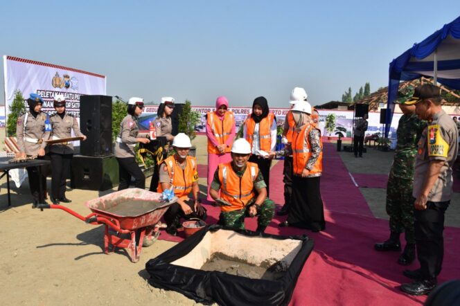 
					Danrem 082/CPYJ Letakkan Batu di Pembangungan Satpas Polresta Mojokerto