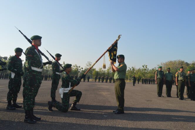 
					Upacara Hari Senin di Mako Yonarmed 12/Divif-2/Kostrad, Diwarnai Laporan Korps Pindah Satuan