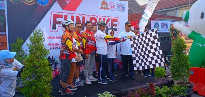 
					Hari Jadi Kota Mojokerto dan HUT Polri, Danrem 082/CPYJ Serahkan Sepeda Gunung