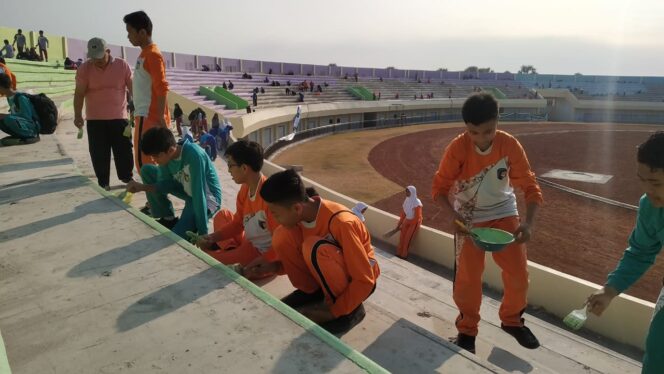 
					Sebanyak 600 Siswa SMP Mengecat Stadion BW TSC.