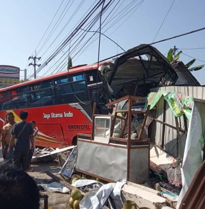 
					Diduga Rem Blong , Bus Jurusan Cepu Tabrak Warung Bakso.
