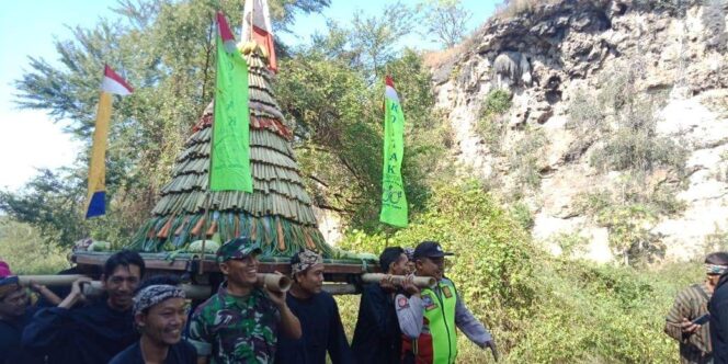 
					Gunungan 1000 Dumbek Pada Sedekah Bumi Mata Air Brubulan.