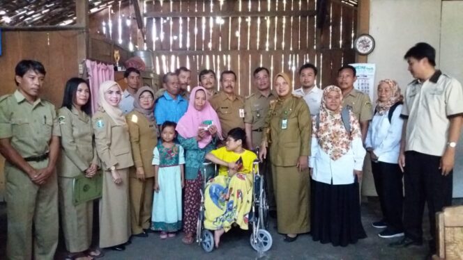 
					Gadis Lumpuh Asal Madiun Akhirnya Di Kunjungi Dinas Pemprov Jatim dan Dinas Kabupaten