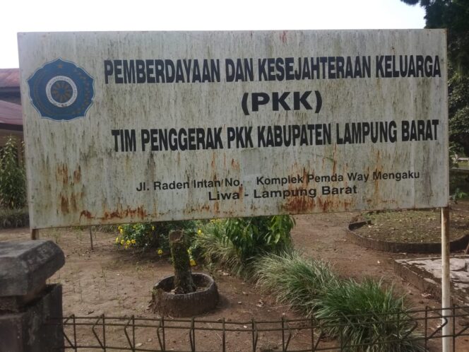 
					Miris…Bendera Merah Putih Robek Dan Lusuh Masih Berkibar Di Depan Kantor PKK Lampung Barat