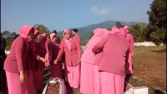 
					HUT Bhayangkara, Kapolres Lampung Barat Pimpin Upacara dan Ziarah Ke TMP Kubu Perahu